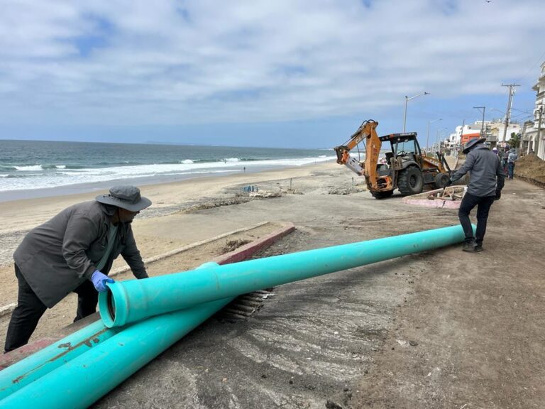 CESPT repara fuga de aguas negras en malecón de Playas de Tijuana