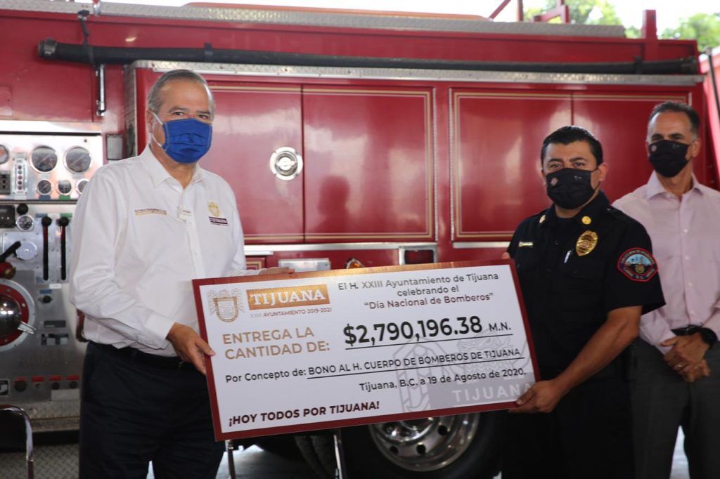 Entregan merecido bono y equipo nuevo a los bomberos de Tijuana ...