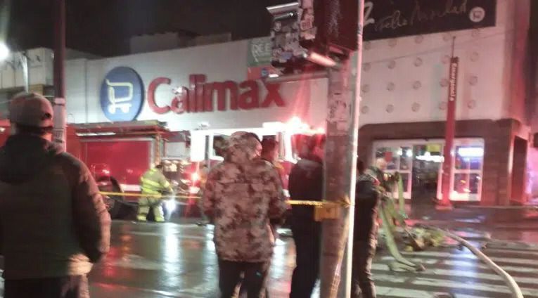 Se incendia Calimax de la calle segunda con gente adentro | TJNoticias