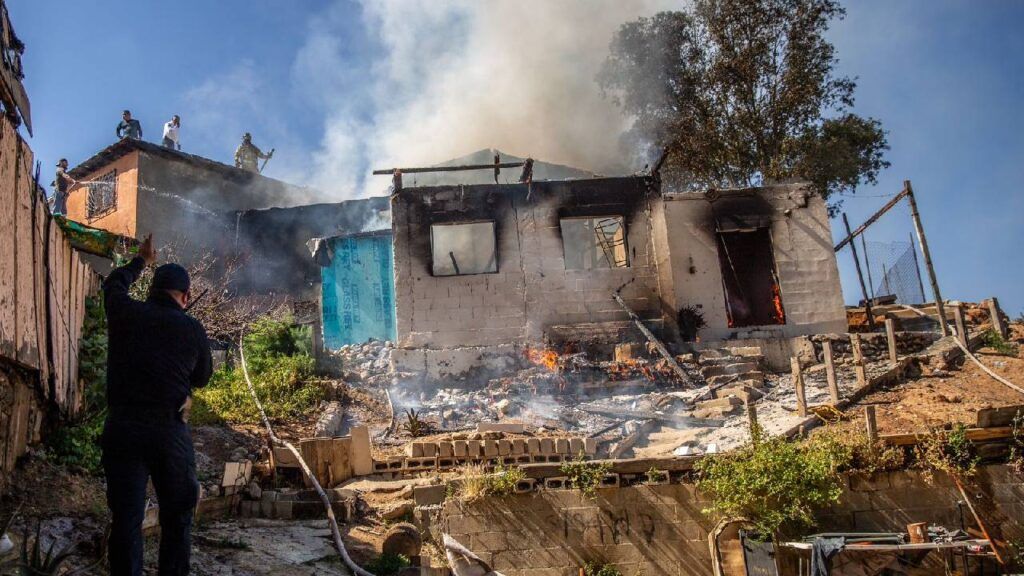 Fuerte incendio consume casa de dos pisos en la Zona Centro de Tijuana ...