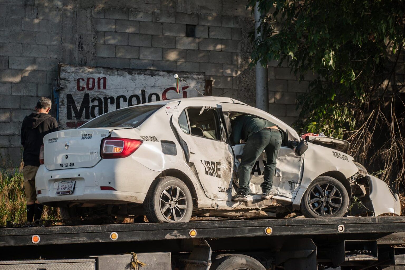 Brutal choque entre taxi libre y otro carro dejan 3 lesionados sobre el ...