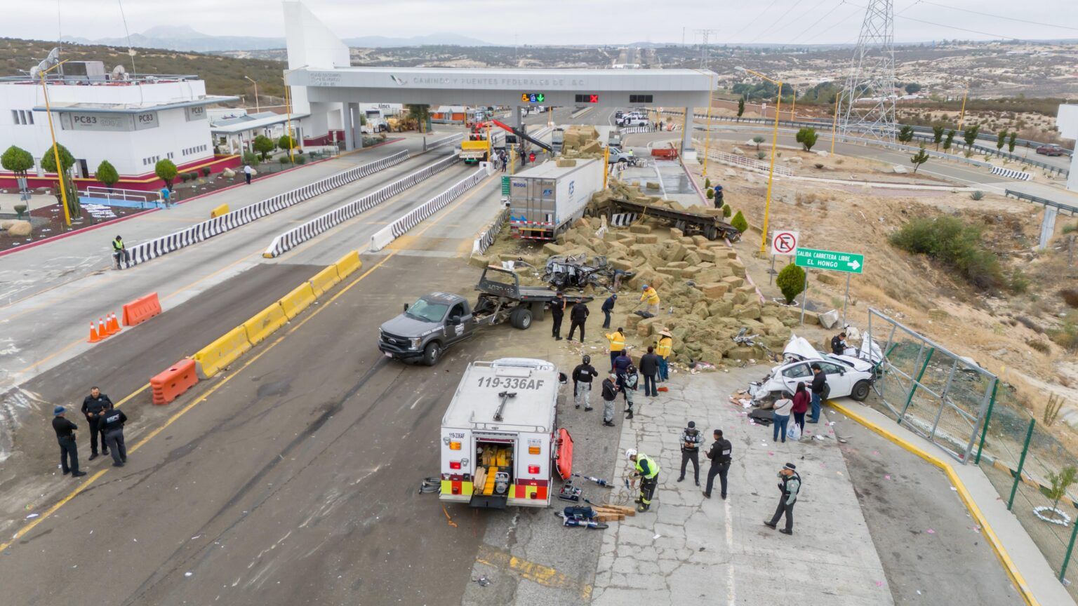 Tráiler se queda sin frenos y se impacta contra 5 carros en la caseta ...